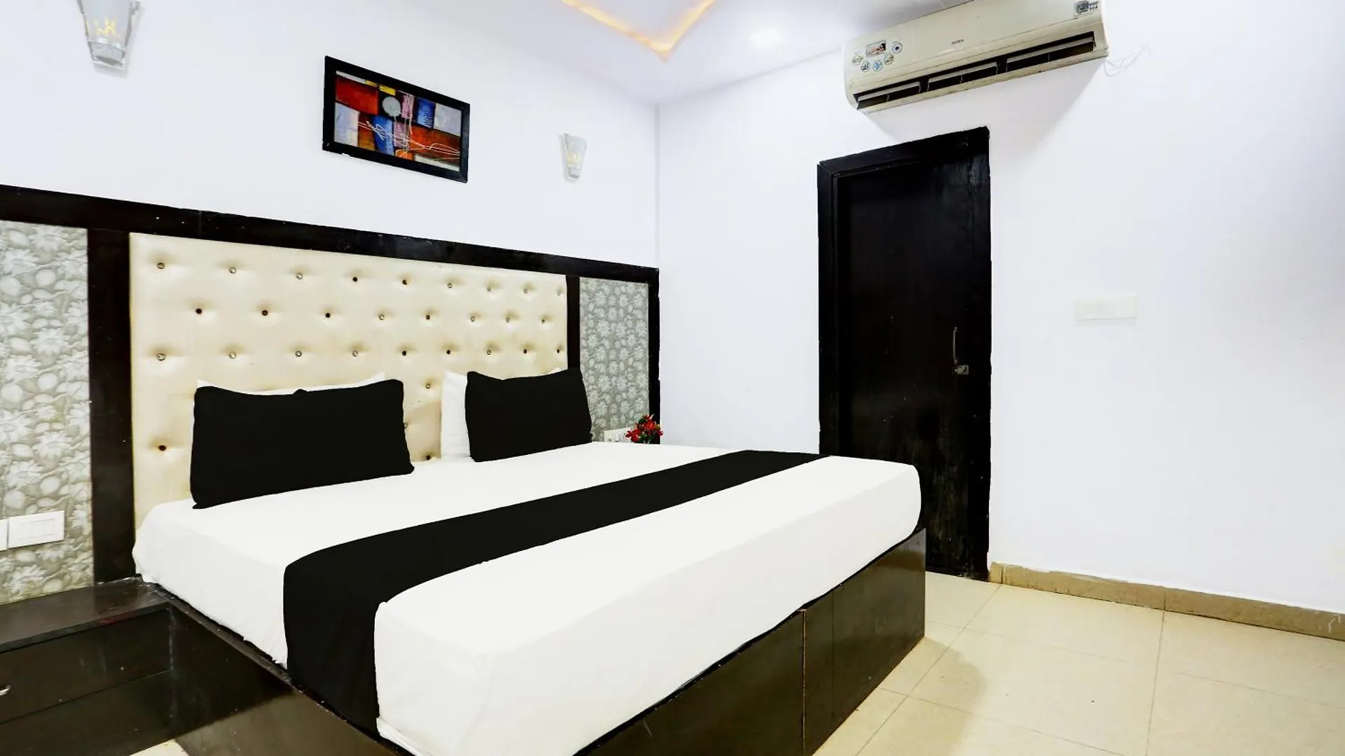 Hotel O Grandfather Tajganj