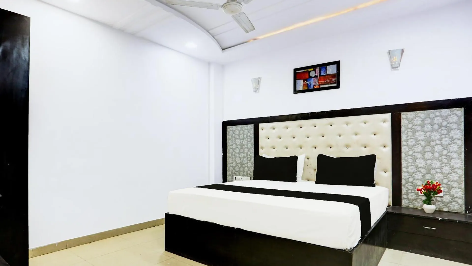 Hotel O Grandfather Tajganj India