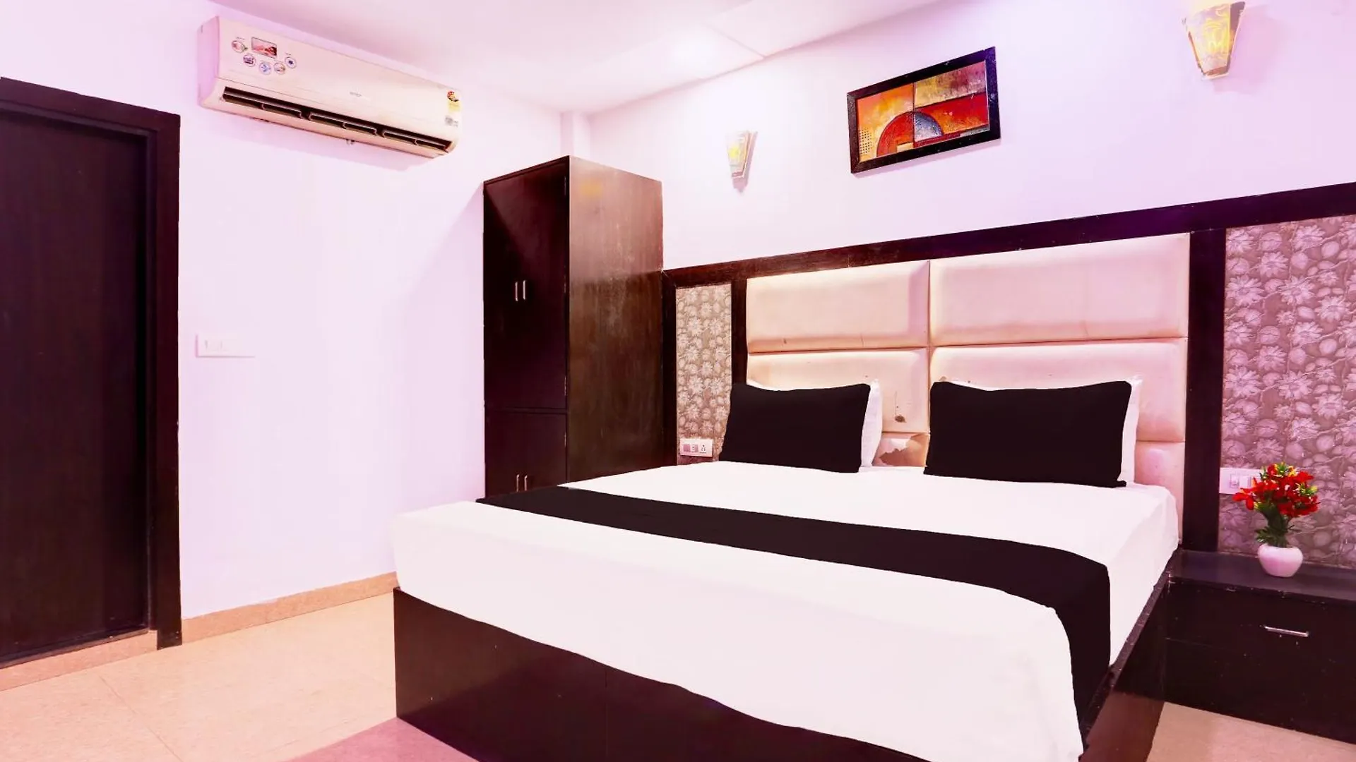 Hotel O Grandfather Tajganj 3*,  India