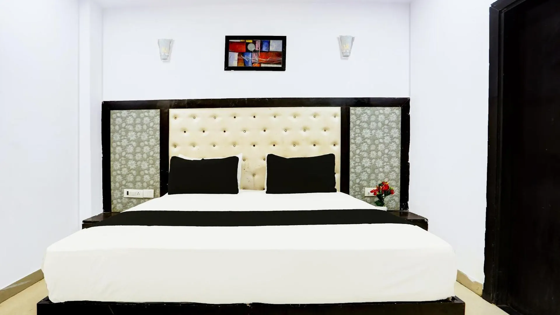 Hotel O Grandfather Tajganj India