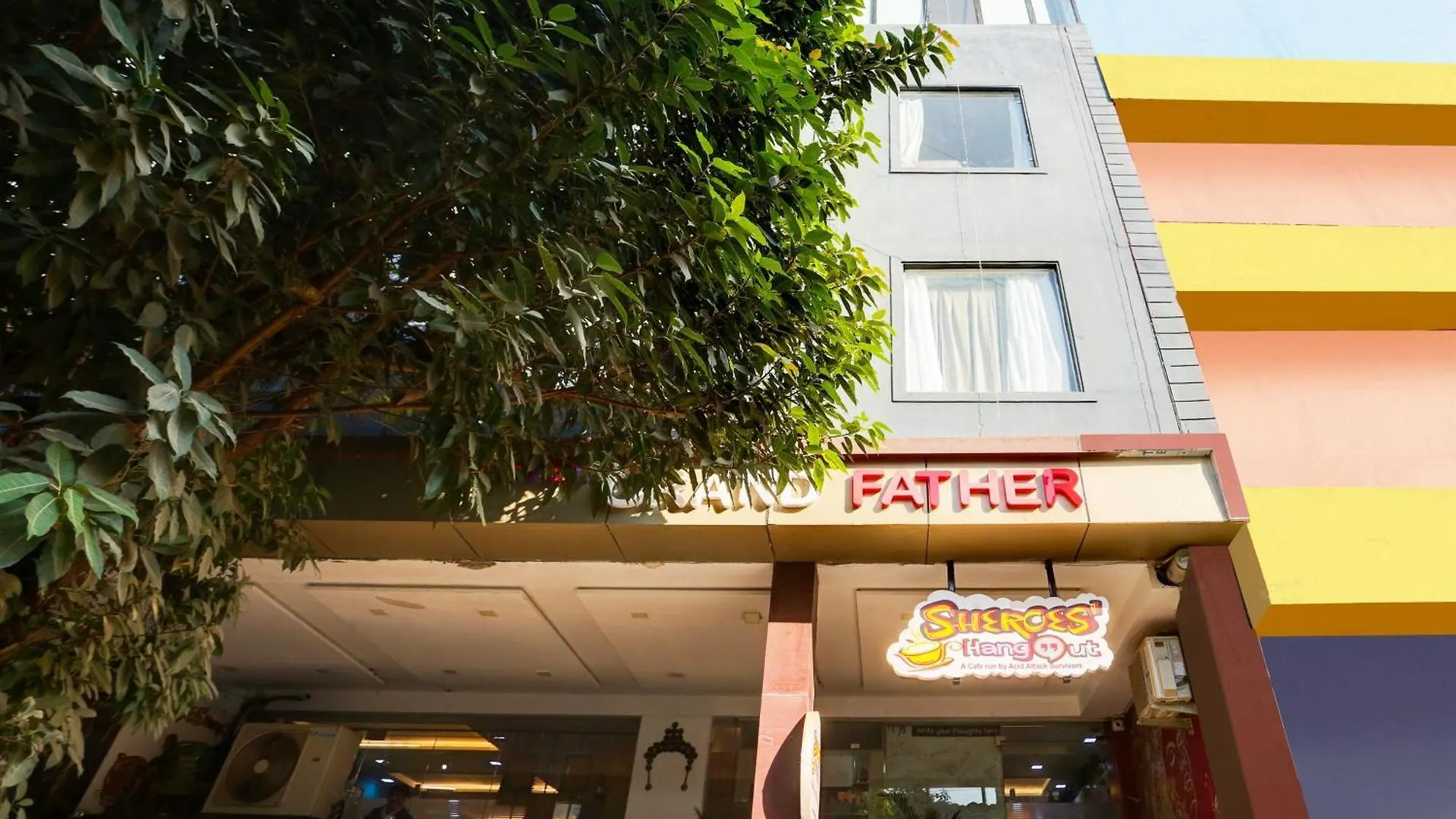 Hotel O Grandfather Tajganj 3*,
